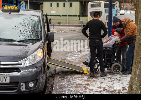 Sedia a rotelle essendo utente ha contribuito al di fuori di un Black Cab/Taxi alla piscina Prato stazione Bus, Fairfax Street, Coventry, West Midlands, Regno Unito. Foto Stock