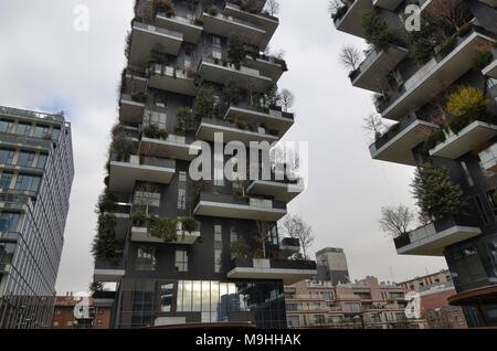 Milano, 31 dicembre 2017 a 12:30. Nei pressi della stazione di Porta Garibaldi, il quartiere degli affari di Milano, il bosco verticale. Foto Stock