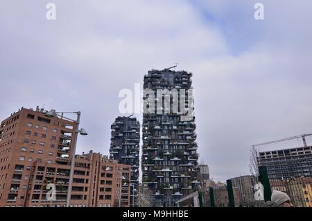 Milano, 31 dicembre 2017 a 12:30. Nei pressi della stazione di Porta Garibaldi, il quartiere degli affari di Milano, il bosco verticale. Foto Stock