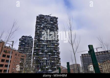 Milano, 31 dicembre 2017 a 12:30. Nei pressi della stazione di Porta Garibaldi, il quartiere degli affari di Milano, il bosco verticale. Foto Stock