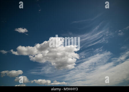 Cielo blu e nuvole e ad alta risoluzione di immagini di sfondo Foto Stock