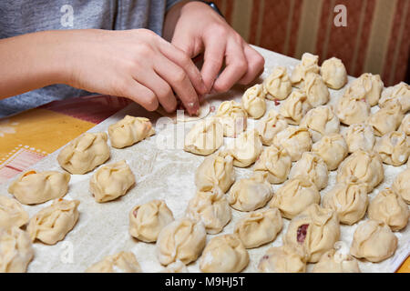 Fare ravioli fatti in casa con carne tritata Foto Stock