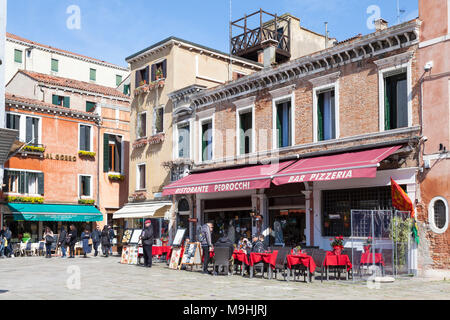 Campo San Geremia Cannaregio, Venezia, Veneto, Italia con persone di mangiare al ristorante Pedrocchi su un soleggiato cielo blu fine giornata invernale Foto Stock