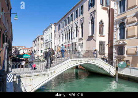 Le persone che attraversano il Ponte dei Greci, Rio dei Greci (Greci Canal), Castello, Venezia, Veneto, Italia Foto Stock