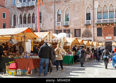 Gli amanti dello shopping in cerca di oggetti da collezione presso il mercato di antiquariato in Campo San Maurizio, San Marco, Venezia, Italia, una tre giorni di manifestazione che si tiene 5 volte l anno Foto Stock