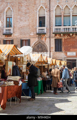 La fiera antiquaria in Campo San Maurizio, San Marco, Venezia, Veneto, Italia. Questo mercato di antiquariato, ha tenuto cinque volte in un anno , è popolare sia tra la gente del posto un Foto Stock