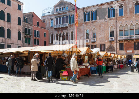 Gli amanti dello shopping alla ricerca di oggetti di antiquariato sul mercato di antiquariato in Campo San Maurizio, San Marco, Venezia, Italia, una manifestazione popolare ha tenuto cinque volte in un anno Foto Stock