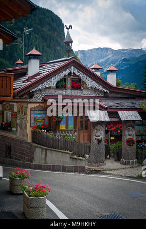Dolomiti Trentino Alto Adige,Italia: Casa di Canazei Foto Stock