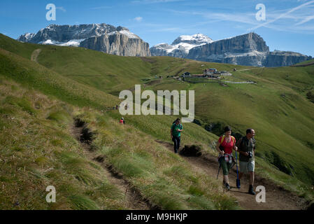 Dolomiti Trentino Alto Adige,Italia: alcuni escursionisti su un sentiero in Val di Fassa Foto Stock