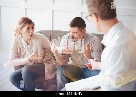 Triste infelice giovane avente un litigio Foto Stock