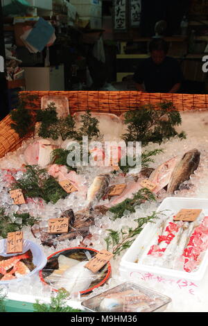 Più tipi di piatti a base di frutti di mare con prezzo di tag in Giappone il mercato del pesce di Osaka in Giappone Foto Stock