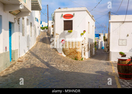 MILOS GRECIA - Maggio 17, 2017: storico case bianche nel villaggio di Tripiti sull isola di Milos. Cicladi Grecia. Foto Stock