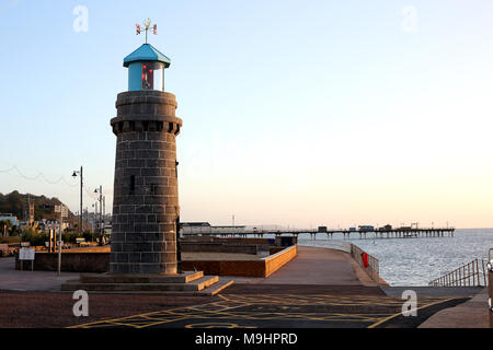 Il faro a Teignmouth, Devon è bagnata nella calda luce del mattino. Foto Stock