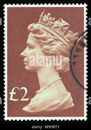 UK-circa 1971:francobollo stampato nel Regno Unito mostra la regina dell'Inghilterra - Queen Elizabeth II. Profilo a corona su uno sfondo verde., circa Foto Stock