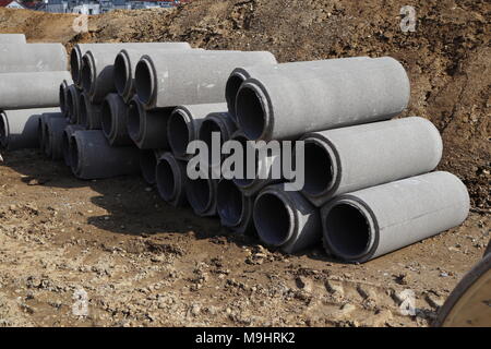 Grigio a tubazioni in calcestruzzo, lo sviluppo di una nuova area di costruzione, sito di costruzione Foto Stock