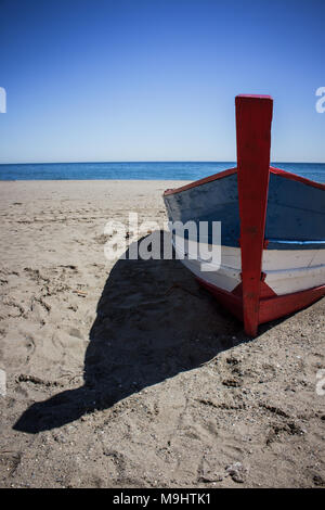 Barca. Barca solitaria sulla Spiaggia di Estepona. Foto Stock