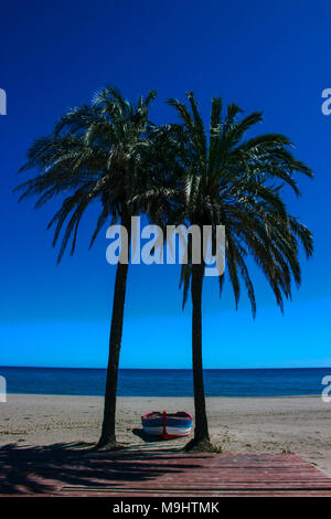 Barca. Barca solitaria sulla Spiaggia di Estepona. Foto Stock
