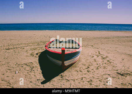 Barca. Barca solitaria sulla Spiaggia di Estepona. Foto Stock