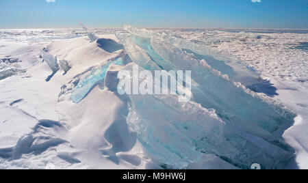 La neve e il blu di formazioni di ghiaccio impilati sul lago ghiacciato di superficie di Georgian Bay, Ontario, Canada Foto Stock