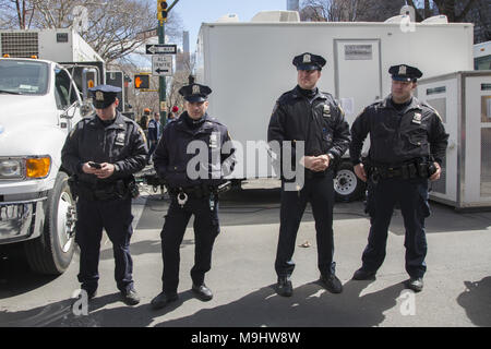 New York, 24 marzo 2018: studenti e molti altri hanno dimostrato in 'Marco per la nostra vita' marzo dappertutto negli Stati Uniti per porre fine al massacro di studenti americani nelle scuole e la pistola di decessi correlati generalmente in noi. Quasi 200.000 hanno marciato in New York City. NYPD gli ufficiali assegnati alla parata. Foto Stock