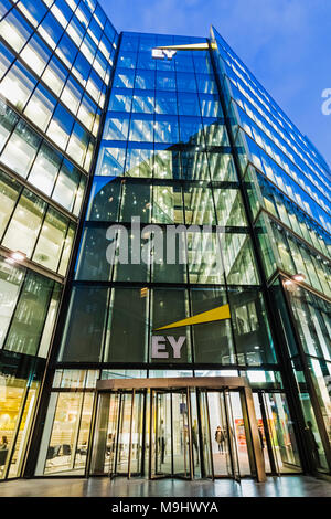 Inghilterra, Londra, Southwark, Londra London Bridge Città, più Londra Riverside ufficio complesso, EY (Ernst & Young) Edificio Foto Stock