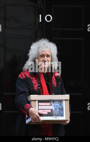 Regina il chitarrista Brian May al 10 di Downing Street a Londra, a portata di mano in una petizione con più di 400.000 firme spingendo il Primo Ministro Theresa può introdurre un Regno Unito pelo di animali divieto di importazione. Foto Stock