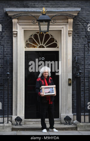 Regina il chitarrista Brian May al 10 di Downing Street a Londra, a portata di mano in una petizione con più di 400.000 firme spingendo il Primo Ministro Theresa può introdurre un Regno Unito pelo di animali divieto di importazione. Foto Stock