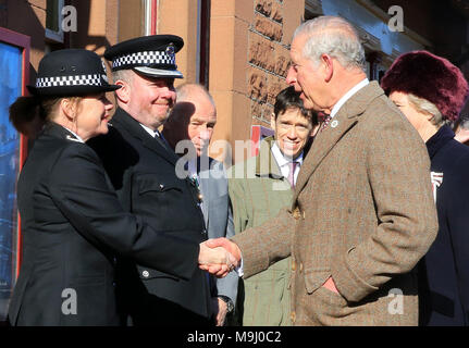 Il Principe di Galles scuote la mano di Michelle Skeer, Chief Constable della Cumbria Polizia, come egli arriva a Langwathby stazione ferroviaria in Cumbria, durante una visita alla zona per contrassegnare il Lake District riceve Sito Patrimonio Mondiale lo stato. Foto Stock