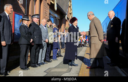 Il Principe di Galles è accolto da un party di benvenuto inclusi Michelle Skeer (seconda a sinistra), IL CHIEF CONSTABLE della Cumbria, la polizia locale e MP Rory Stewart (giacca verde), come egli arriva a Langwathby stazione ferroviaria in Cumbria, durante una visita alla zona per contrassegnare il Lake District riceve Sito Patrimonio Mondiale lo stato. Foto Stock