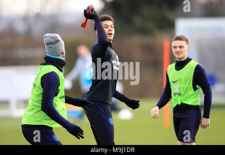 L'Inghilterra del dele Alli (centro) durante una sessione di formazione a Enfield Allenamento, Londra. Stampa foto di associazione. Picture Data: lunedì 26 marzo, 2018. Vedere PA storia SOCCR Inghilterra. Foto di credito dovrebbe leggere: Adam Davy/filo PA. Restrizioni: Utilizzo soggetto a restrizioni FA. Solo uso editoriale. Uso commerciale solo con il preventivo consenso scritto di FA. Nessuna modifica tranne il ritaglio. Foto Stock