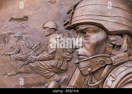 Inghilterra, London, Westminster Victoria Embankment Gardens, in Iraq e in Afghanistan War Memorial, placca raffigurante esercito britannico in azione Foto Stock