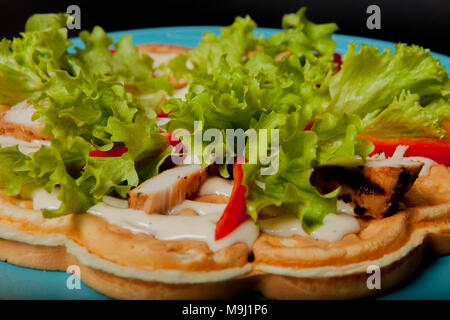 In casa cialde belghe con filetto di pollo, per la colazione su uno sfondo nero. Foto Stock