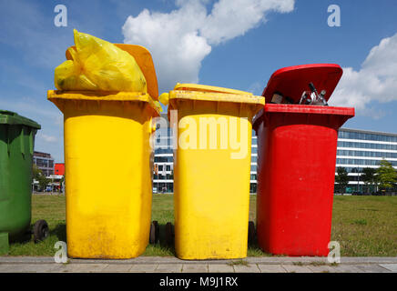 Colorato bidoni della spazzatura, giallo di tonnellate di rifiuti di plastica, rosso ton di rifiuti di vetro, Germania, Europa mi Bunte Mülltonnen , Gelbe Tonnen für Plastikmüll Foto Stock