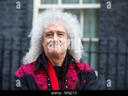 Regina il chitarrista Brian May, a Downing Street a mano in una petizione di oltre 425.000 firme chiamando il Primo ministro, Theresa Maggio, per un divieto di pelliccia. Foto Stock