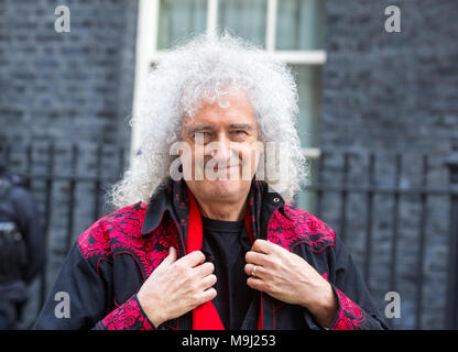 Regina il chitarrista Brian May, a Downing Street a mano in una petizione di oltre 425.000 firme chiamando il Primo ministro, Theresa Maggio, per un divieto di pelliccia. Foto Stock