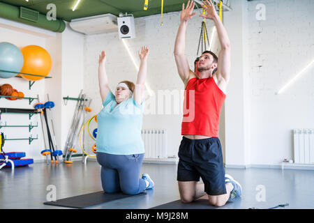 Donna obesa fare yoga Foto Stock