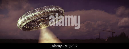 UFO, astronave aliena con trattore fascio in bilico nel cielo notturno, misteriosa luce creato dai visitatori extraterrestri (3d illustrazione banner) Foto Stock