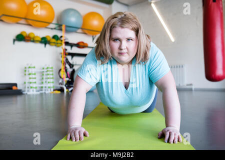 Motivati donna obesa in allenamento Foto Stock