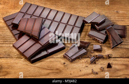 Barre di cioccolato e pezzi di cioccolato Foto Stock