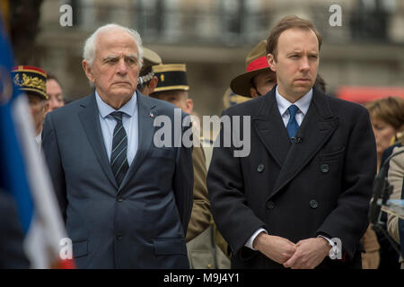 Eric Lt-Col Becourt-Foch (sinistra), pronipote del maresciallo Foch Ferdinand e cultura Segretario Matt Hancock assistere ad un evento commemorativo in Westminster, Londra, segna il centenario della nomina del maresciallo Foch come Comandante supremo alleato degli eserciti alleati sul fronte occidentale nella prima guerra mondiale. Foto Stock