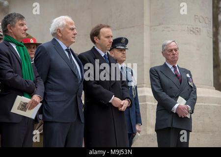 Eric Lt-Col Becourt-Foch (seconda a sinistra), pronipote del maresciallo Foch Ferdinand, Lord Astor di Hever (a destra), nipote del maresciallo di campo Douglas Haig e cultura Segretario Matt Hancock (centro) assistere ad un evento commemorativo in Westminster, Londra, segna il centenario della nomina del maresciallo Foch come Comandante supremo alleato degli eserciti alleati sul fronte occidentale nella prima guerra mondiale. Foto Stock