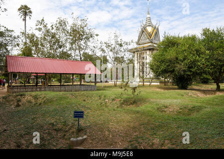 Il memorial stupa di Choeung Ek killing fields, contenenti alcuni dei Khmer rossi vittime' rimane. Vicino a Phnom Penh Cambogia Foto Stock