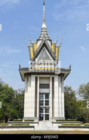 Il memorial stupa di Choeung Ek killing fields, contenenti alcuni dei Khmer rossi vittime' rimane. Vicino a Phnom Penh Cambogia Foto Stock