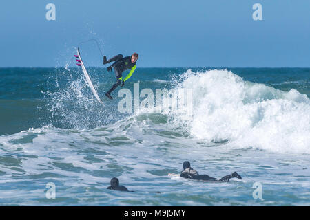 Un surfista eseguendo uno spettacolare salto dalla cima di un'onda a Fistral in Newquay Cornwall. Foto Stock
