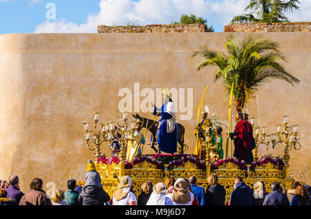 BADAJOZ, Spagna - 26 Marzo 2018: immagine di Gesù a cavallo di un asino, durante la celebrazione della Domenica delle Palme. Foto Stock