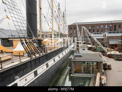 Bandiere nautiche e armamento volare al di sopra della SS Gran Bretagna su Bristol's Floating Harbour. Foto Stock