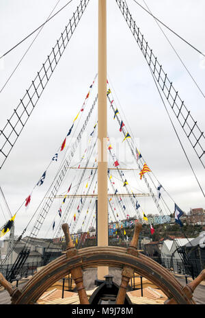 Bandiere nautiche e armamento volare al di sopra della SS Gran Bretagna su Bristol's Floating Harbour. Foto Stock