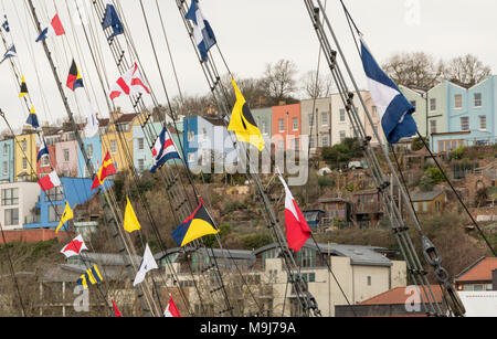 Bandiere nautiche e armamento volare al di sopra della SS Gran Bretagna su Bristol's Floating Harbour. Foto Stock