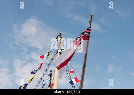 Bandiere nautiche e armamento volare al di sopra della SS Gran Bretagna su Bristol's Floating Harbour. Foto Stock