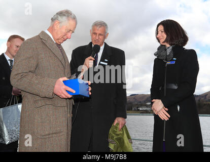 Il Principe di Galles è presentato con un cristallo di pennini tumbler da non-executive directorLucinda Langton di Ullswater vaporizzatori in società in Glenridding, Cumbria a bordo della loro nave ammiraglia signora del lago, durante una visita alla zona per contrassegnare il Lake District riceve Sito Patrimonio Mondiale lo stato. Foto Stock